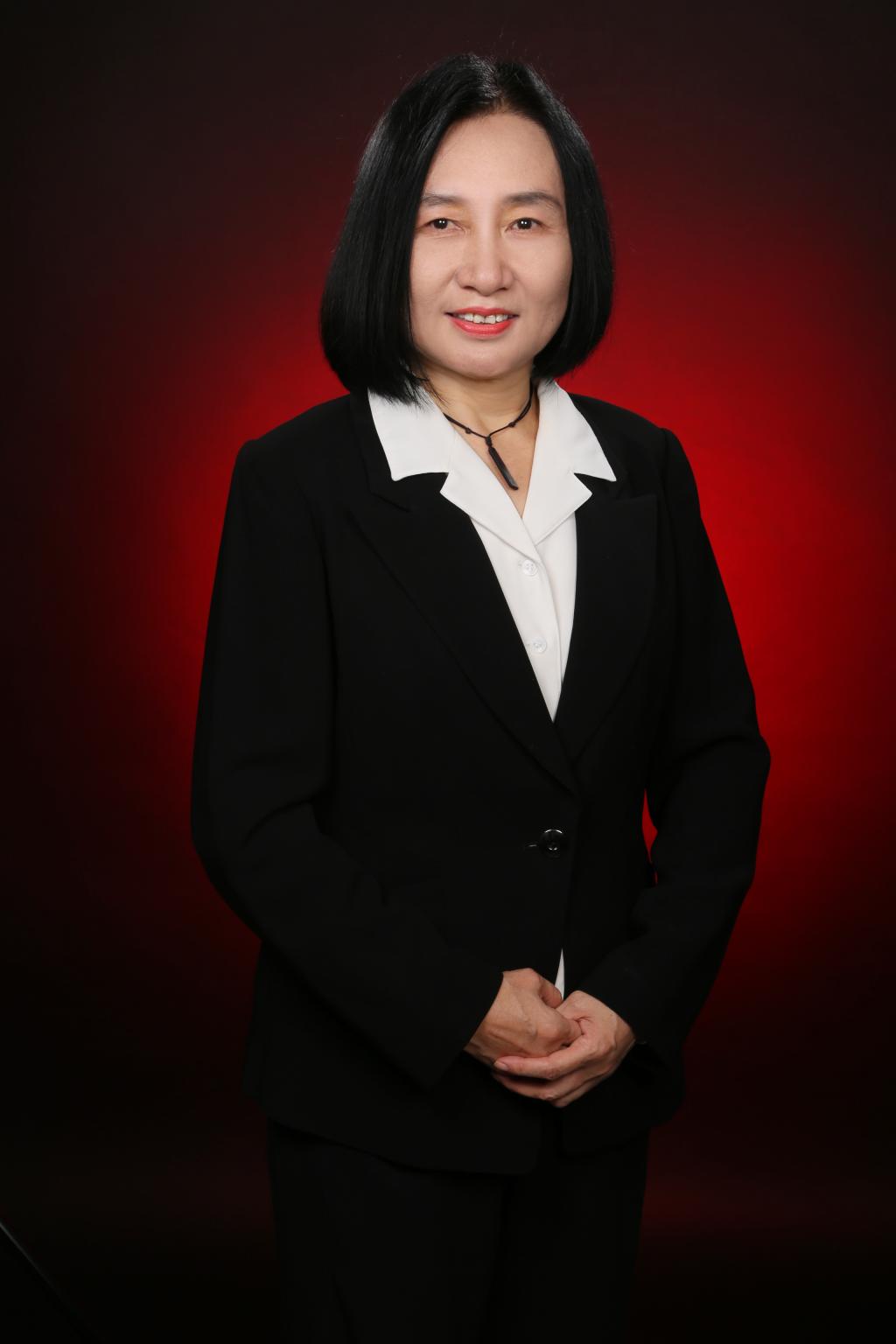 她用质朴又生动的语言来贯彻她以独行的